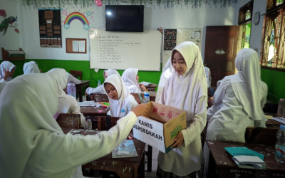 KAMIS BERSEDEKAH MELATIH SISWA UNTUK PEDULI SOSIAL DI MADRASAH
