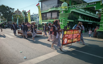 Karnaval Haul ke-52 KH. Hasbullah Berlangsung Meriah, Dimeriahkan 9 Grup Marching Band dan Kreasi Siswa