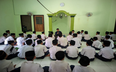 Peringatan Hari Santri Nasional 2025 di MTs Madarijul Huda digelar dalam bentuk Silaturahim Takhtimul Qur'an dan Bakti Sosial di tempat ibadah sekitar