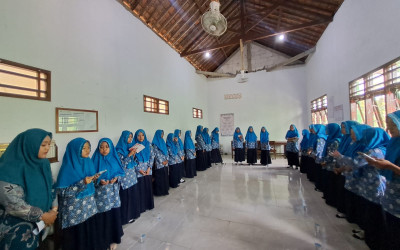 Tumbuhkan Mahabbah Rasul, MTs Madarijul Huda Kembang Gelar Maulid Nabi Serentak di Kelas