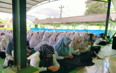Kegiatan Peringatan Isra’ Mi’raj di MTs Madarijul Huda Kembang Dilaksanakan Usai Penundaan Akibat Banjir