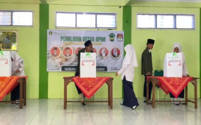 PEMILIHAN KETUA OPIM BERBASIS DIGITAL DI MTs MADARIJUL HUDA